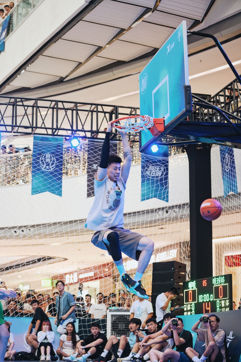 林书豪张镇麟现身野球场,张镇麟林书豪在成都