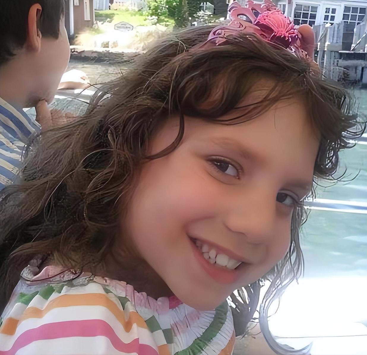 10年，美国夫妇领养6岁女孩后，家中怪事频发，意外发现养女22岁