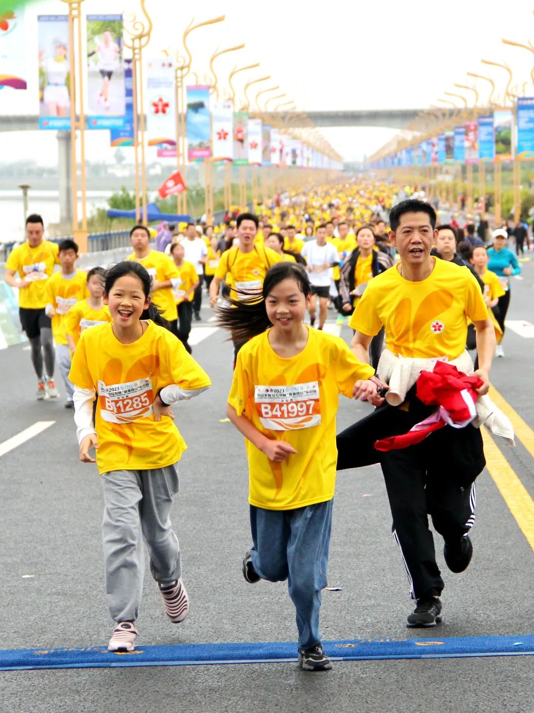 万人一起骑马的视频,万人齐跑马拉松