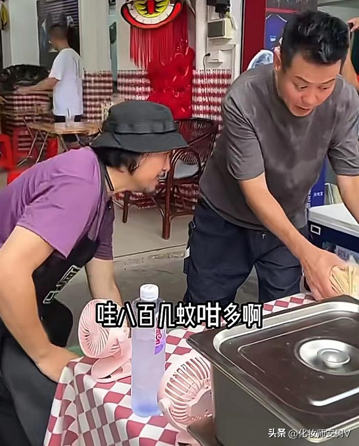 江门街头惊现2位港星摆摊，卖鱼蛋日赚800元，生意爆棚忙得满头汗