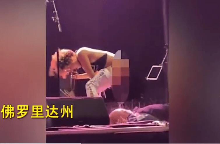 不穿*裤内**，秀棉条？美国女星CardiB，彻底揭开了无限自由的遮羞布