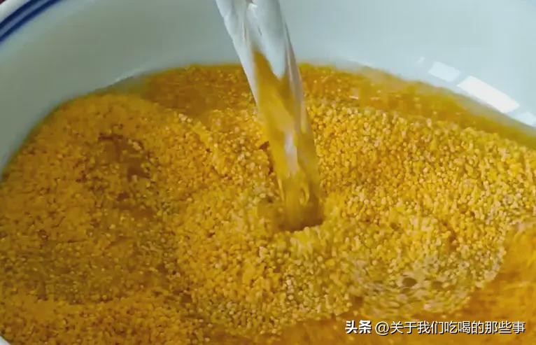 熬小米粥时直接下锅煮是大忌,熬小米粥为什么不黄