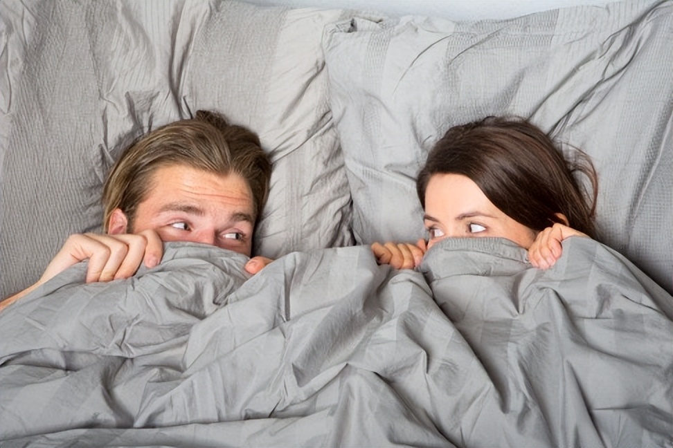 情人关系住酒店男女都要登记吗,法律法规对情人住酒店的有关规定