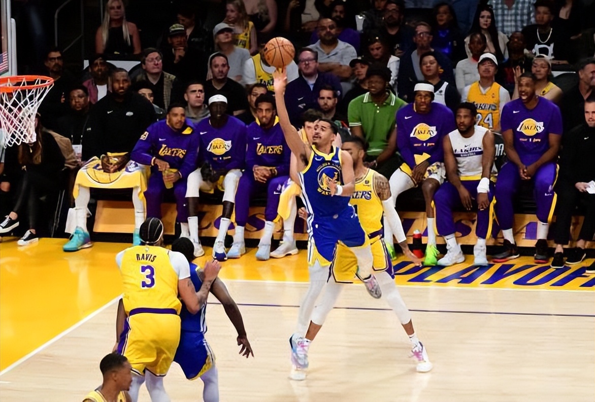 0分4失误,勇士惨输39分库里破纪录