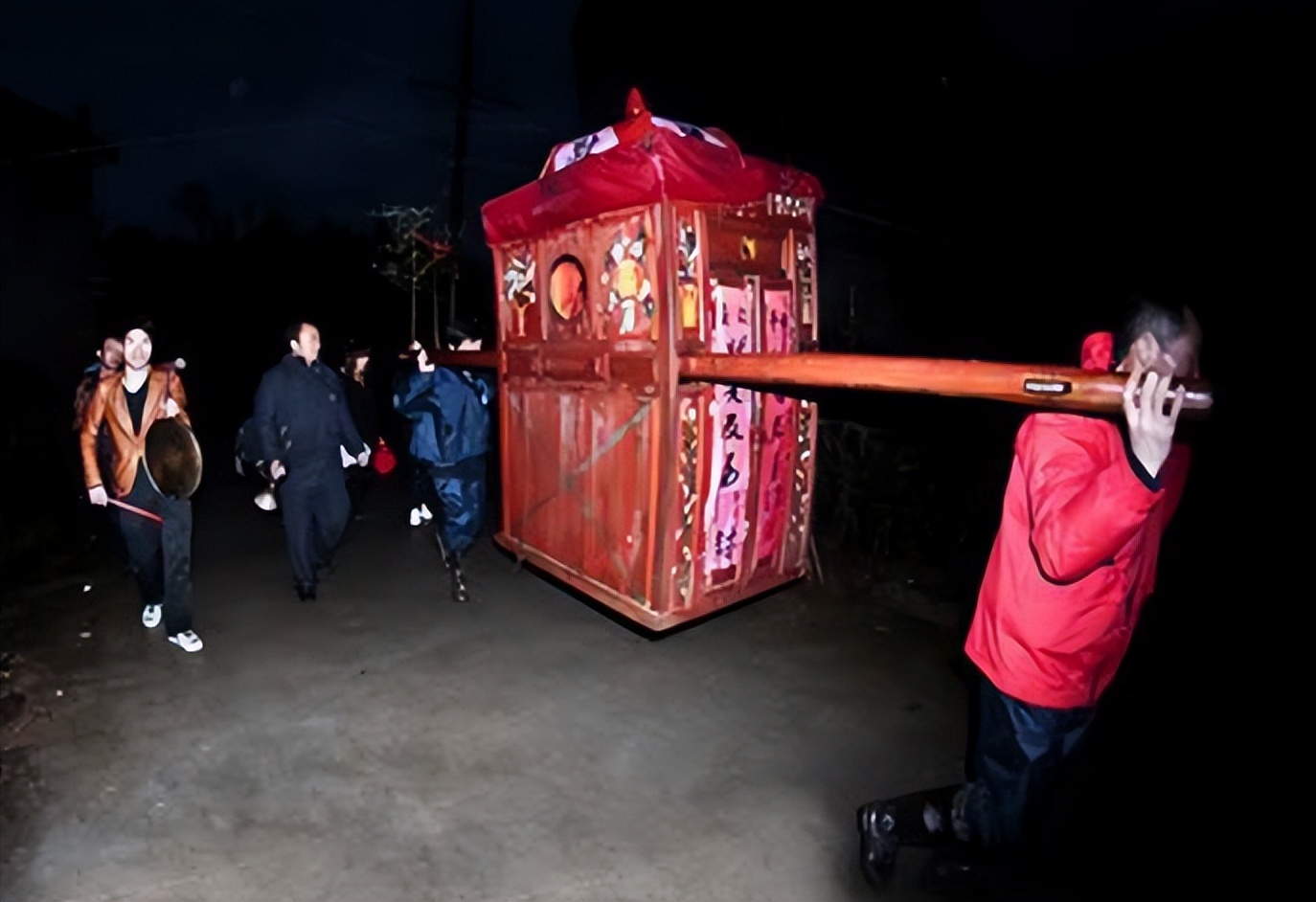 陕西男子一连三天梦见亡妻求救,男子十天连续梦见亡妻打开棺木