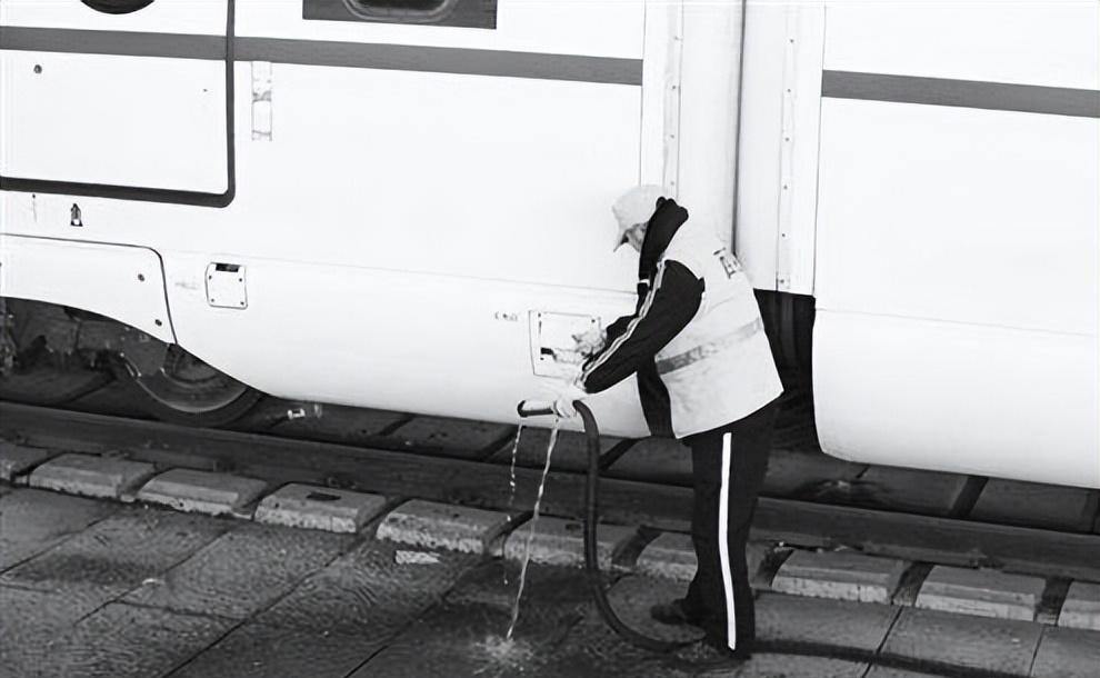 火车内的4个“秘密”：神秘的乘务员规定和震撼的鸣笛传统！