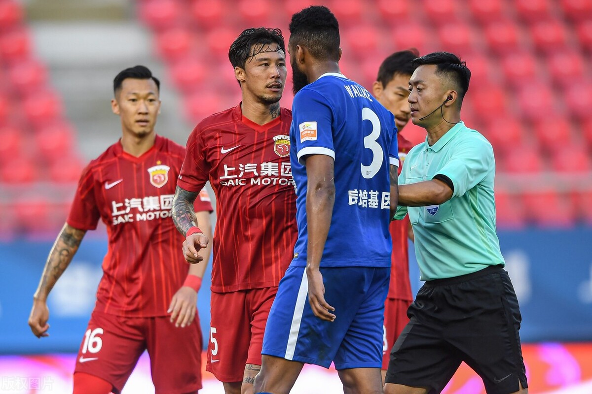 卧龙凤雏飞踢,卧龙凤雏后卫踢球视频