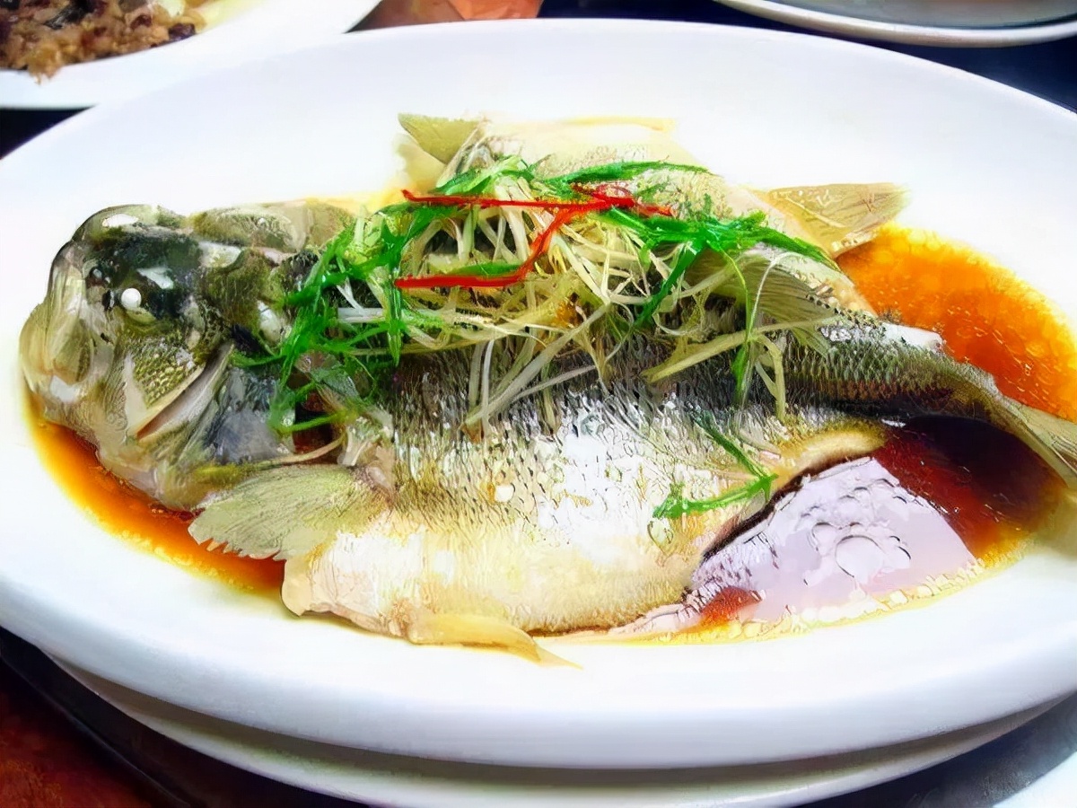 做清蒸鱼好吃简单的秘诀,清蒸鱼怎么做不用豉油