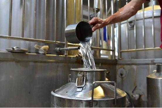 纯粮食酿酒一斤白酒成本有多少,农村粮食酿酒出酒率多少