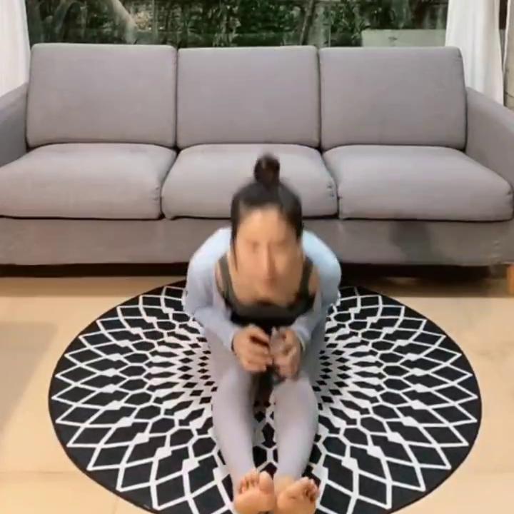 瑜伽老师教女同学快速练成一字马,零基础解锁瑜伽一字马要多久