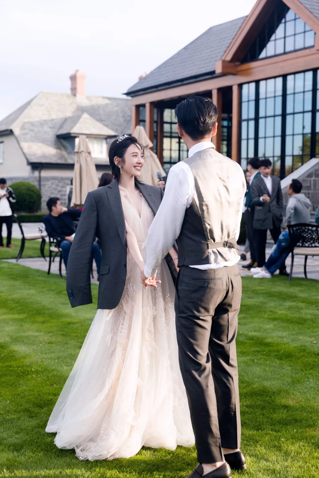 “鸽子蛋”算什么，现在婚礼上戴它才是大热门！