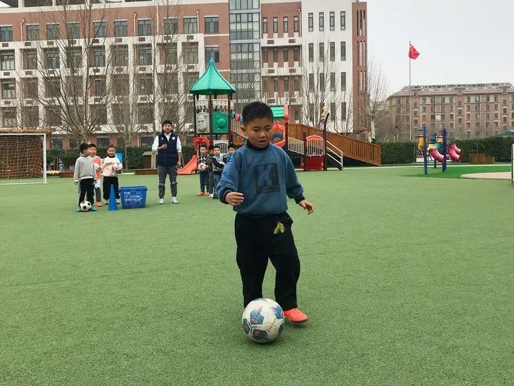 香蕉哥哥，一起动起来吧！奎文区实验幼儿园让更多的孩子逐梦绿茵
