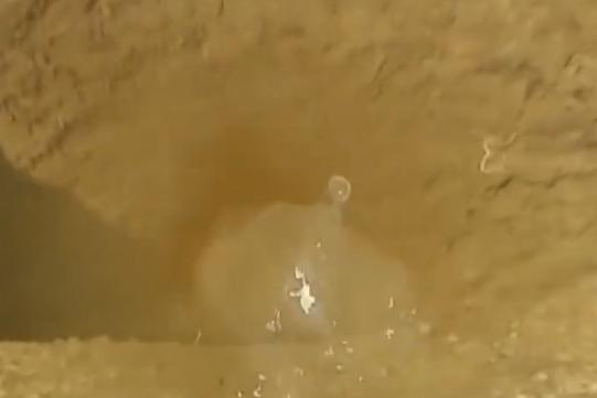 农村打井井水浑浊,打井现场井水怪异