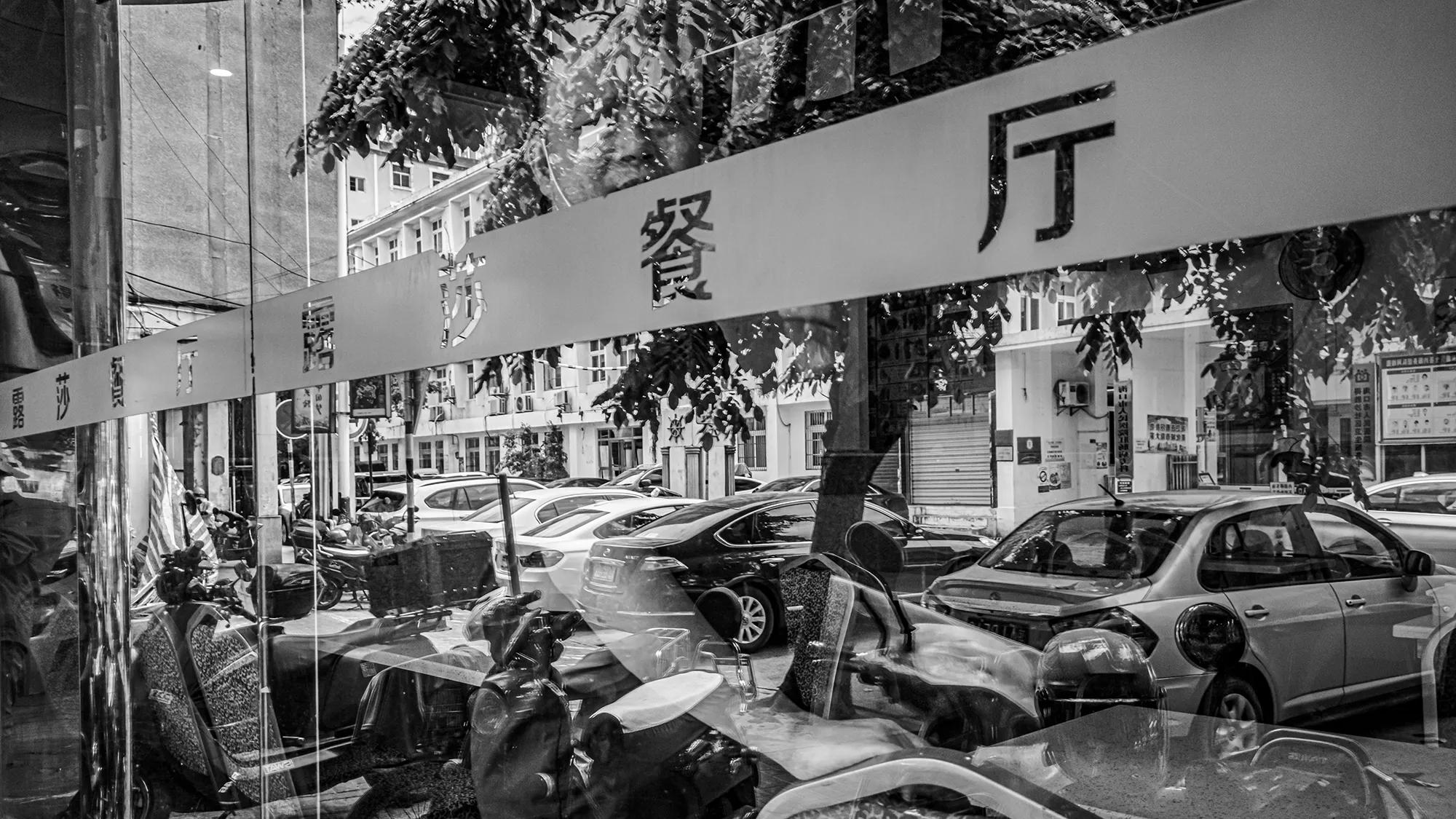 老巷的橱窗,橱窗里的街景