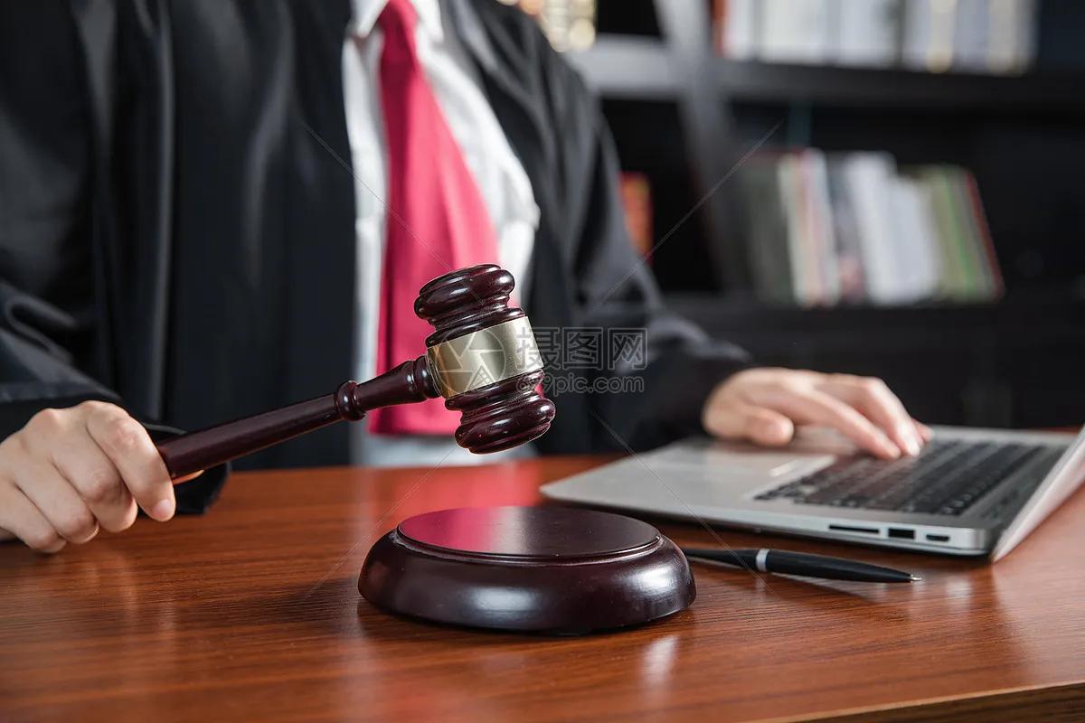 51岁女子在网上邂逅24岁小伙后，将其*养包**，最终走上一条不归路