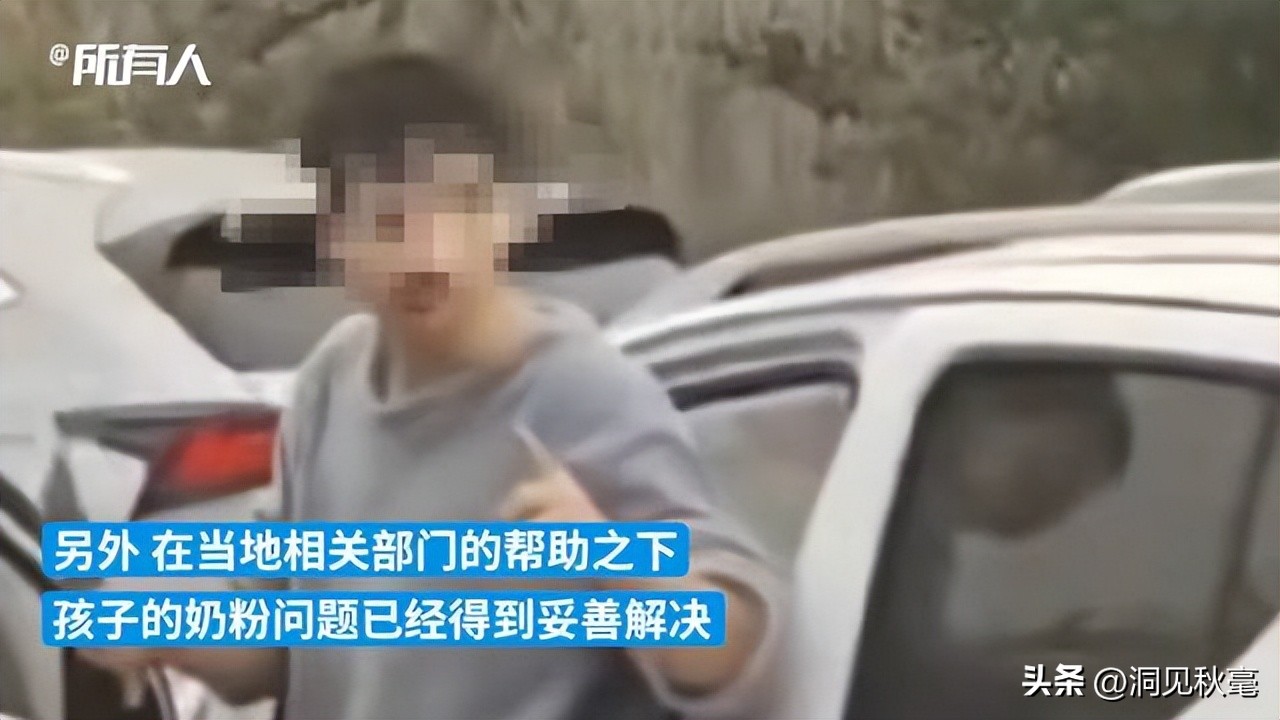 警方通报男子买奶粉冲卡,男子为儿子买奶粉持刀闯卡