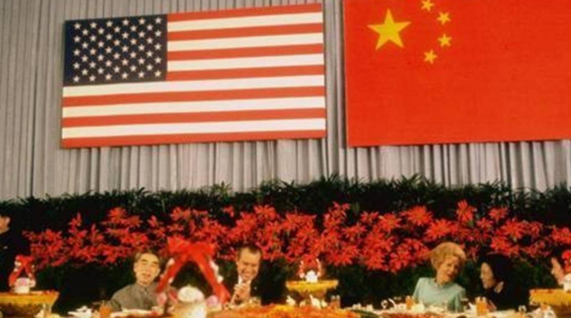 尼克松访华时看到“*倒打**美帝”标语，毛主席幽默回应，尼克松大笑