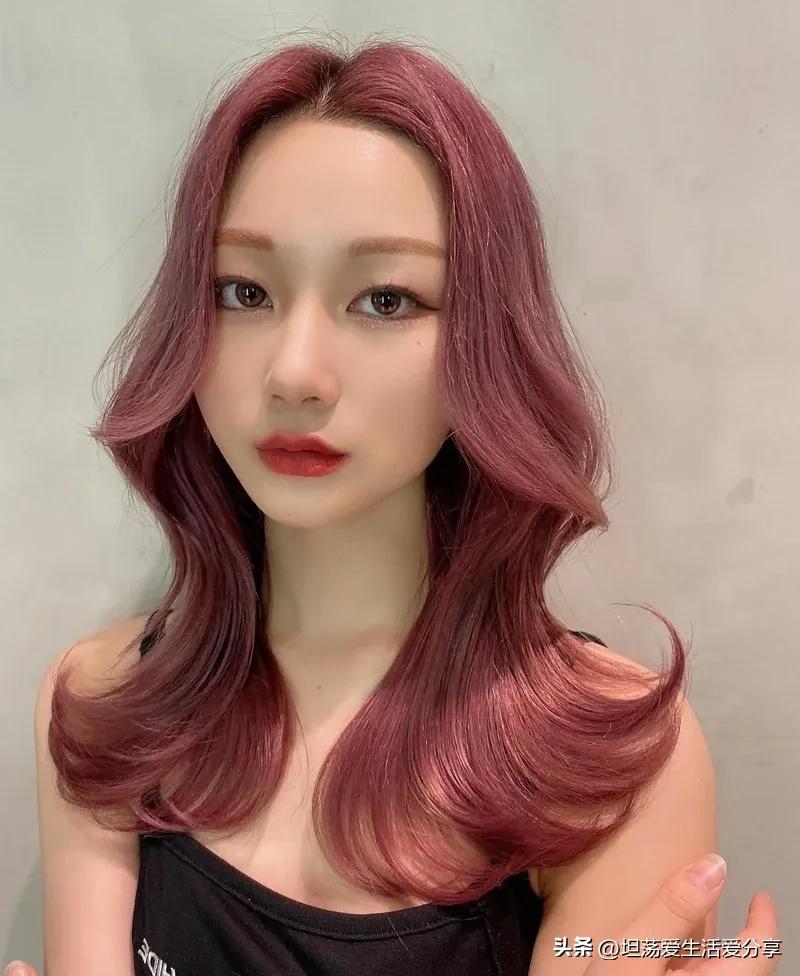 两边翘起来的发型有氛围感,散发发型既简单又俏皮