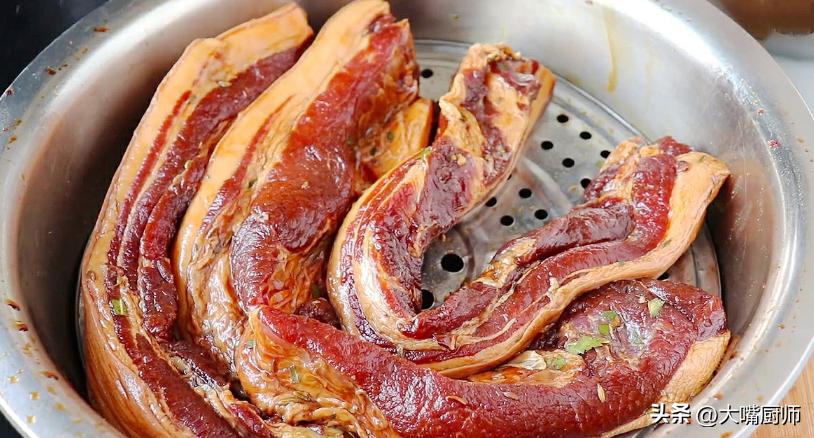 五花肉用酱油泡一晚，比腊肉卤肉都好吃，又嫩又香还不腻，收藏了