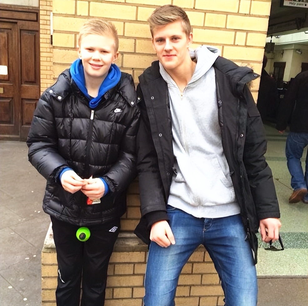 哈兰德生活大揭秘，在家喜欢波点套装，哥哥妹妹都是高颜值