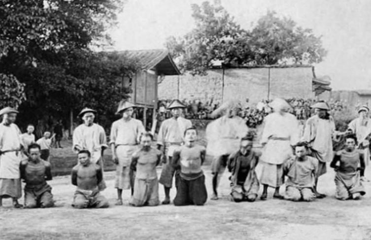 在古代，人被斩首的瞬间是身体感觉头掉了，还是头感觉身体不见了