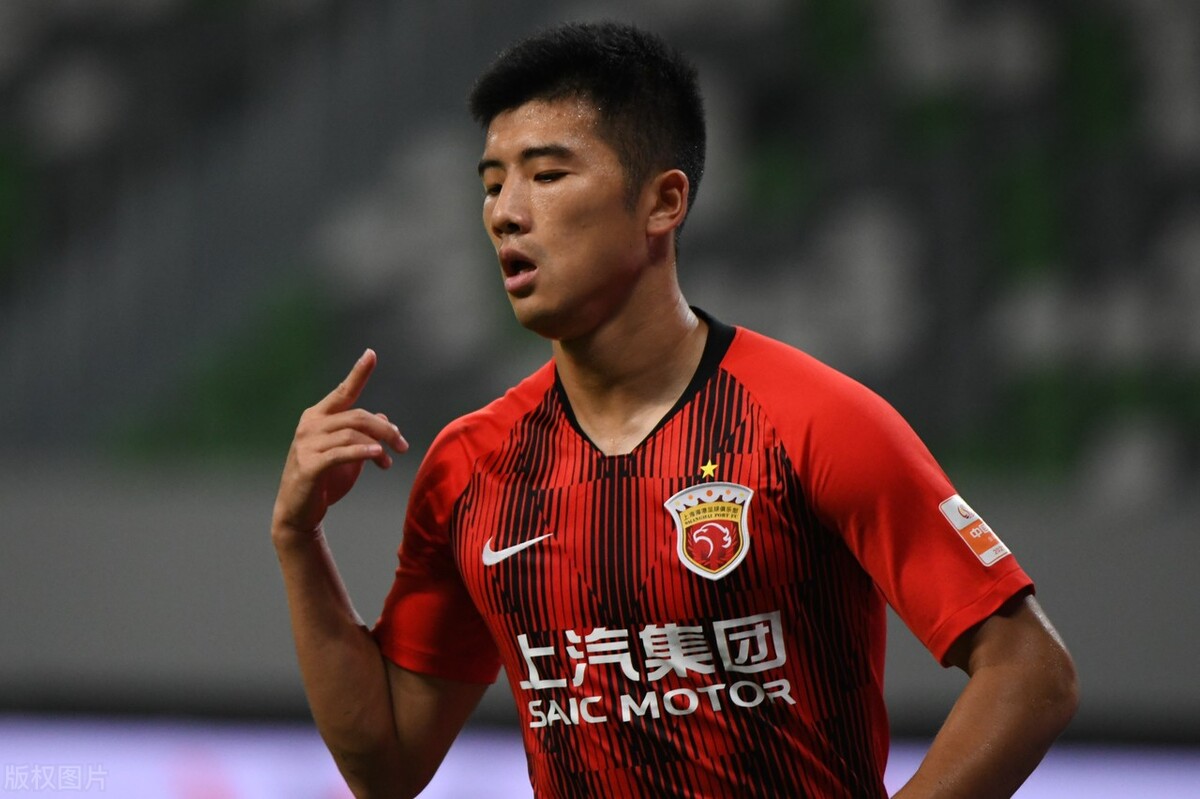 他上赛季还是上港主力，本赛季却连大名单都进不了，曾是国脚