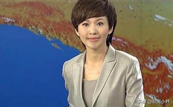 新闻联播主持人怎么站着念稿,新闻联播主持人为什么不低头念稿