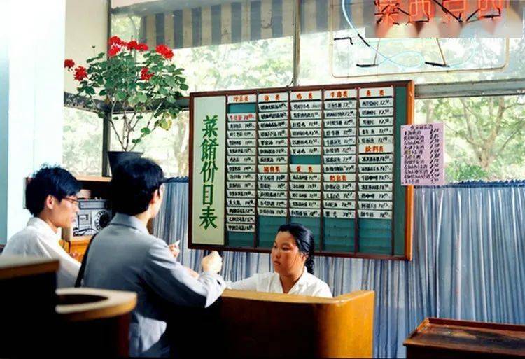 八十年代的上海老照片,踩在东海沿岸闪耀着无与伦比的繁荣骄傲