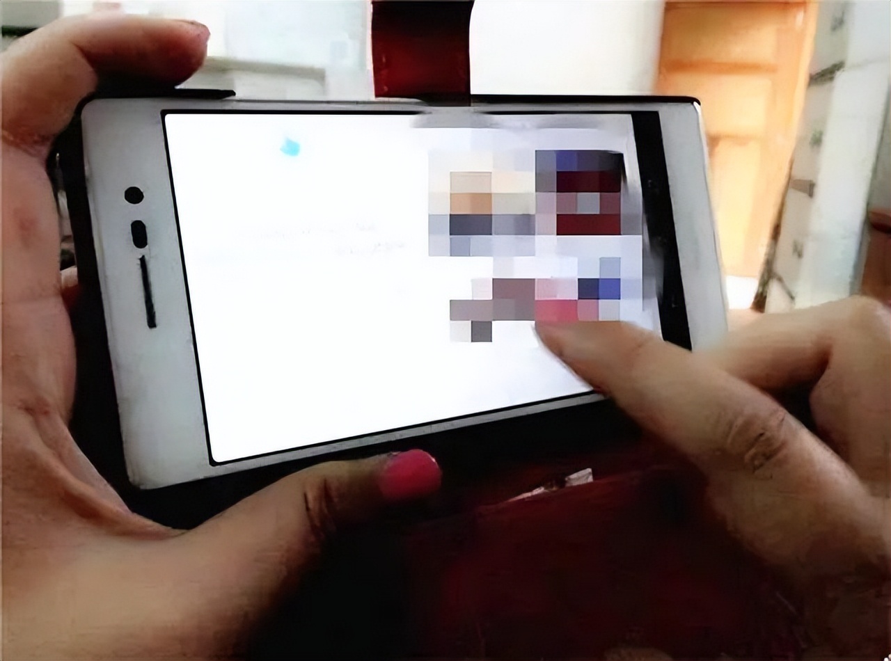 常在晚上看“黄色网”的注意！手机出现这4个“征兆”，该停手了