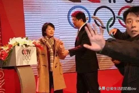 央视主持人张斌婚内出轨女同事，妻子大闹冲进央视直播间