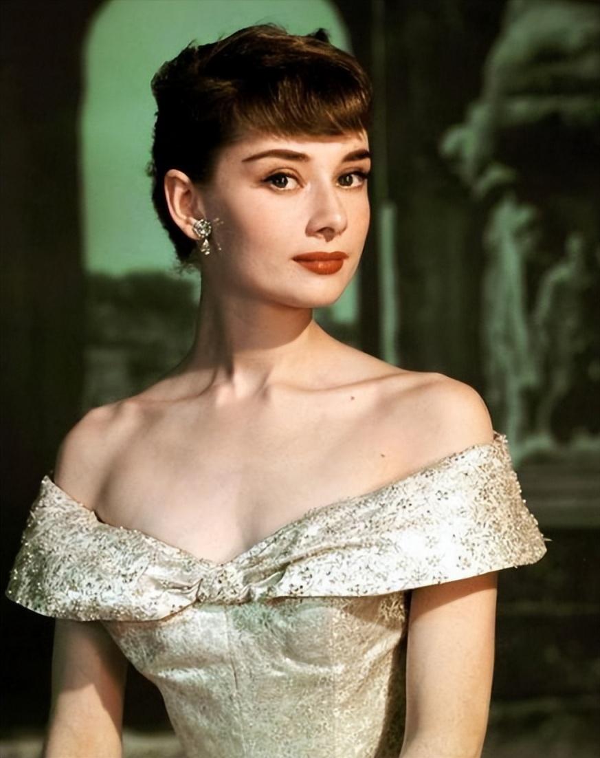 赫本曾多次出入肯尼迪办公室,赫本多次出入白宫