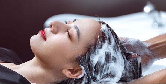 头发经常白发是因为什么,头发频繁出现白发怎么回事