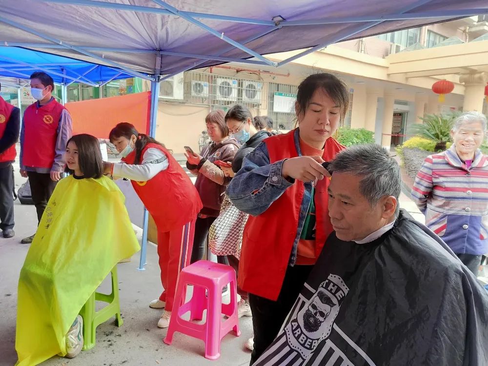 “雷锋超市”是卖什么的？