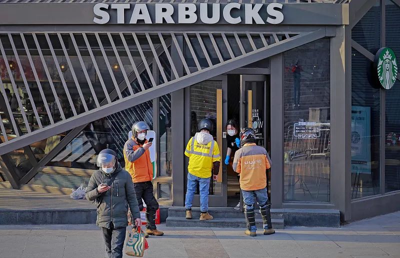 李宁摸着瑞幸过河