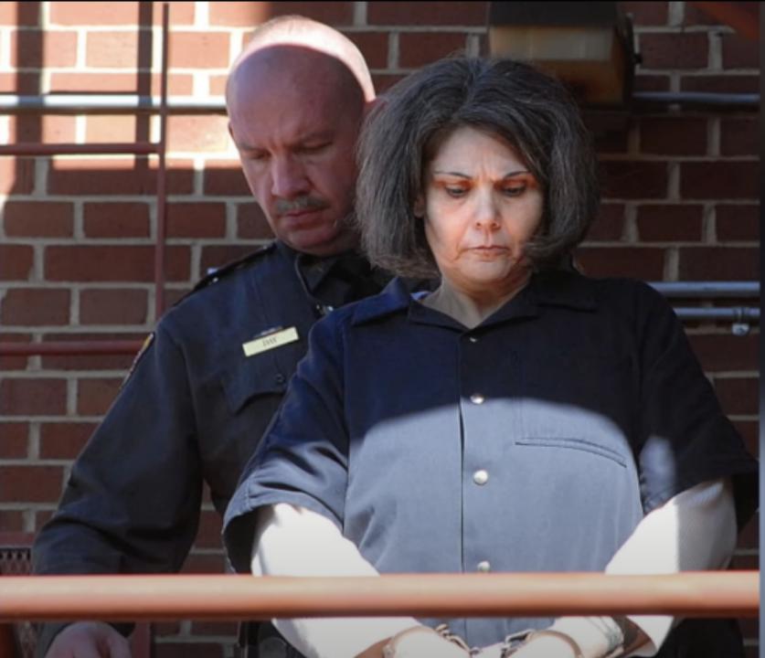 澳洲男子网恋奔现，携患癌女儿移居美国，可爱女孩人生如坠地狱……