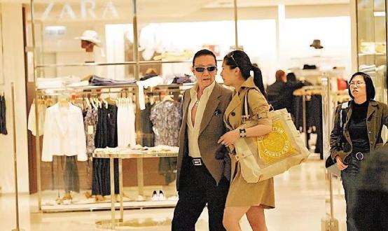 被84岁谢贤养了12年,被谢贤养了12年的coco