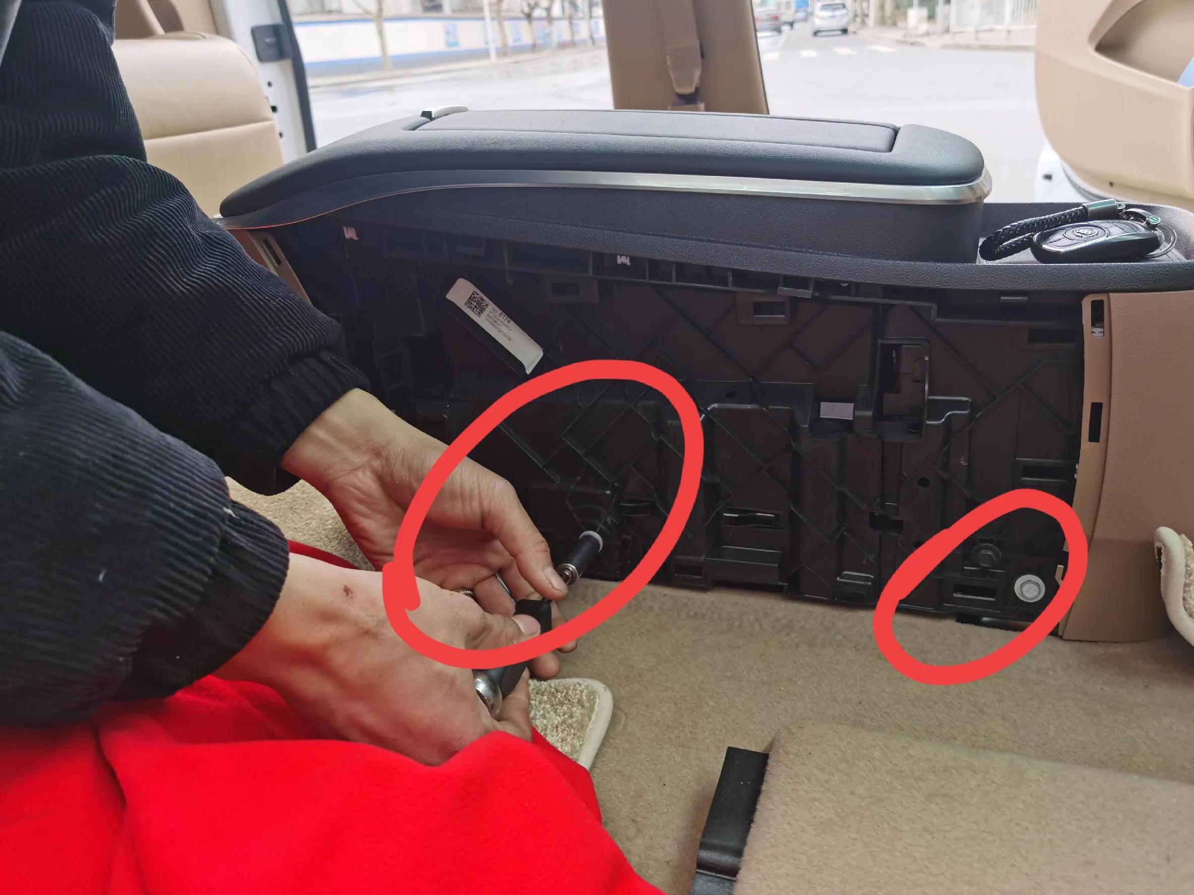 别克gl8扶手箱220v电源怎么接,别克gl8安装原车扶手箱