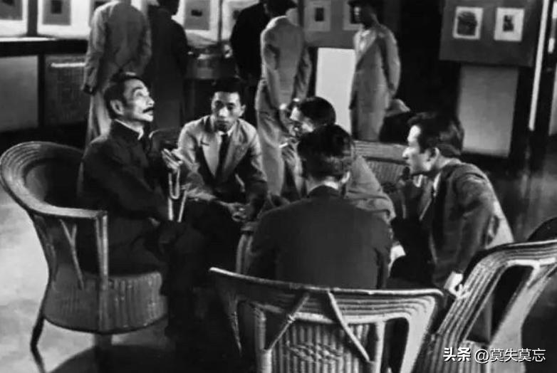 卑鄙龌龊老照片：*楼青**女子妖娆多姿，妇女露胸喂奶被孩子撕扯衣服