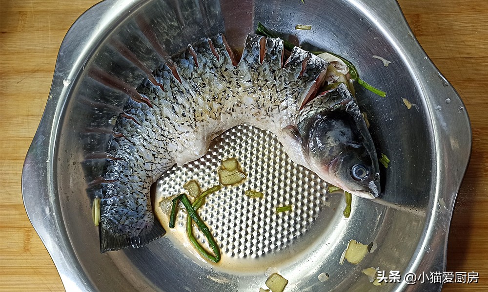 农村下酒菜泡椒蒸腊草鱼,酸菜泡椒草鱼的家常做法