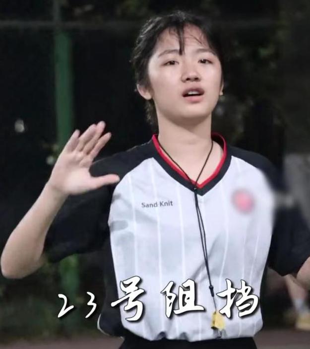 高校女生担任篮球赛裁判员,杭州高校篮球女裁判霸气视频