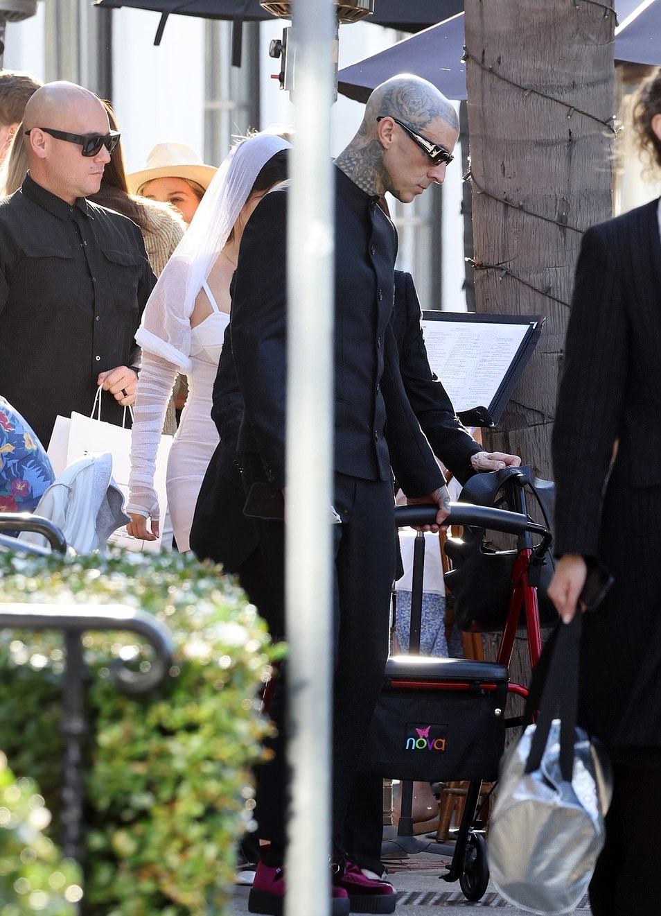 金大姐终于披上婚纱了!和纹身男举行正式婚礼,穿超短婚纱太显壮