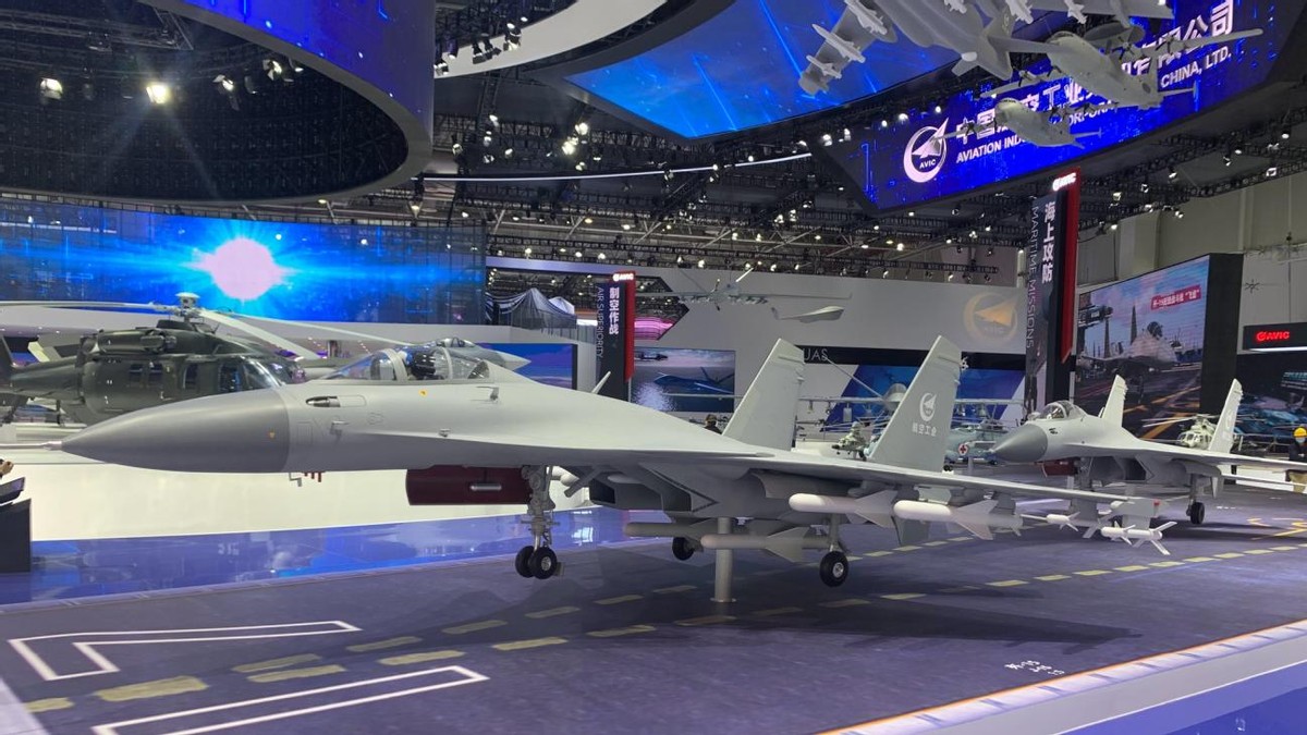 歼15首次展示,航展歼15展示武器