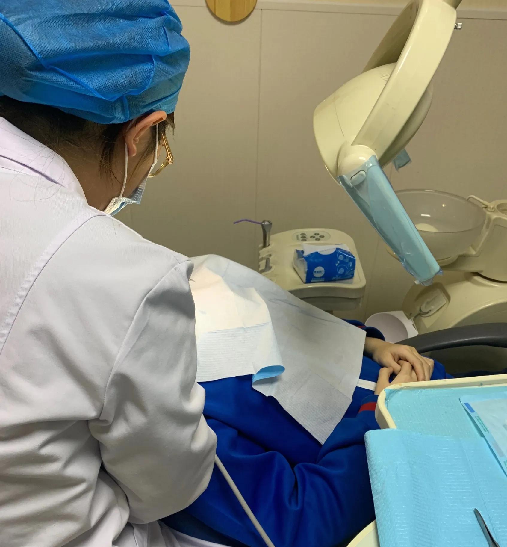 吃包子吃出螺蛳把口腔弄流血了,吃包子吃出三颗假牙