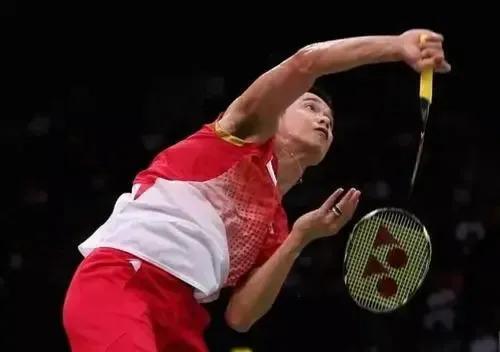 羽毛球正反手握拍鞭打训练,羽毛球击球时握拍的正确姿势