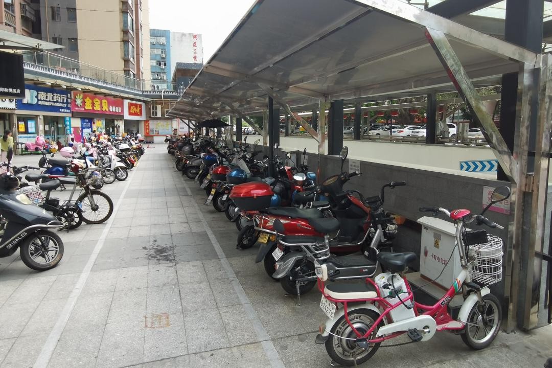 雅迪电动车怎么充电不伤电池,这几种充电方式最伤电瓶