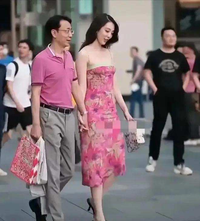 牵手门董小姐是川大的吗,成都牵手门董小姐