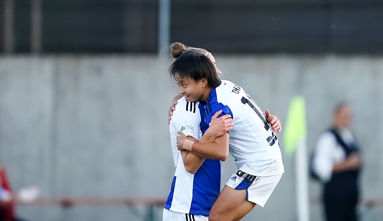 张琳艳海外1战成名首秀狂造5球,亚洲杯夺冠张琳艳和队友合庆祝