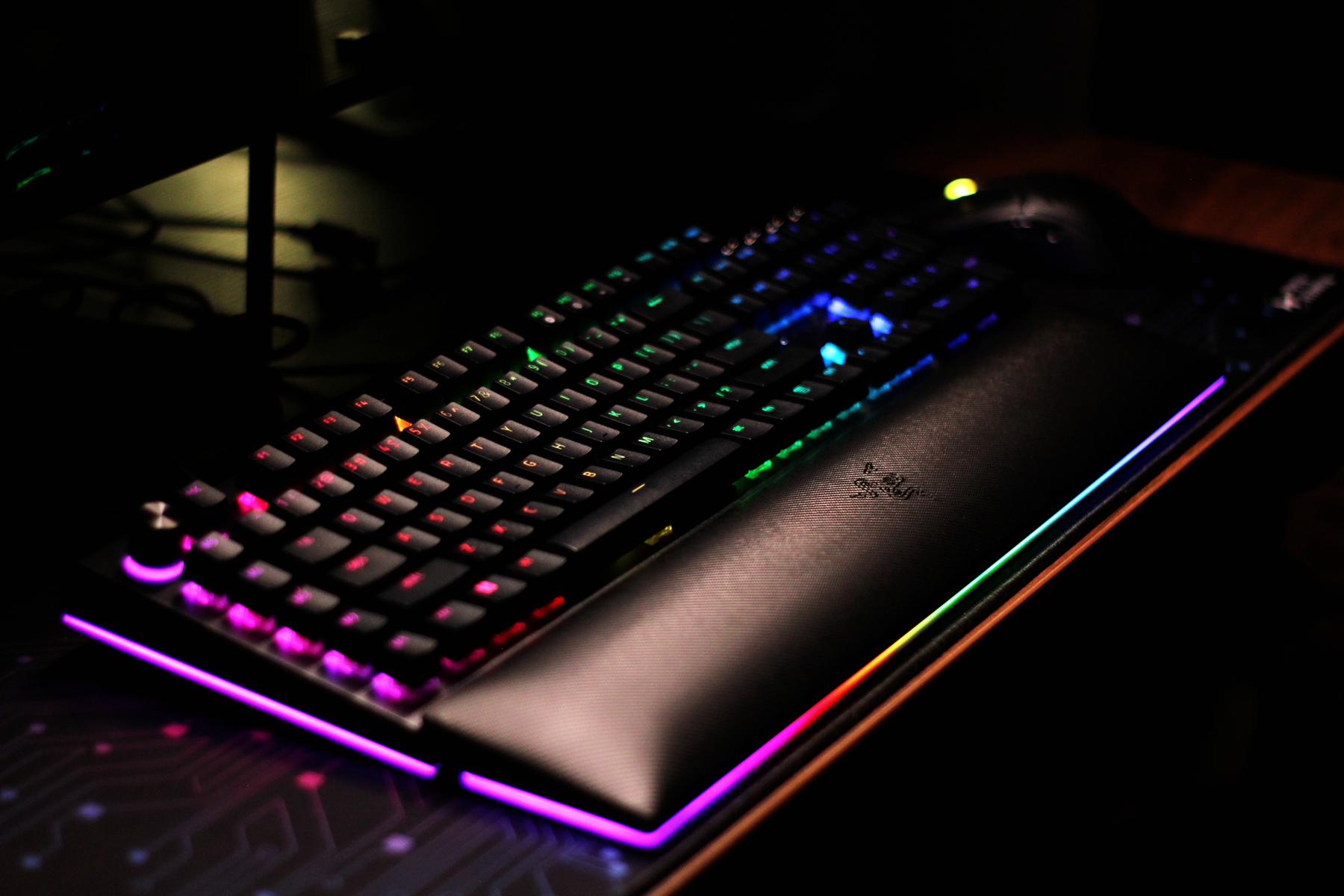 雷蛇黑寡妇蜘蛛幻彩版键盘测评,雷蛇键盘黑寡妇v4专业版测评