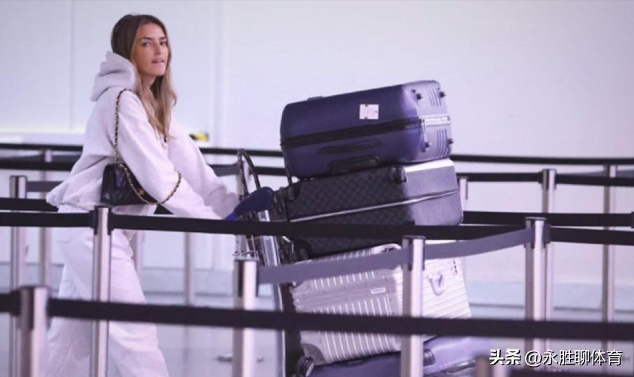 韩国女记者遭球迷强搂,韩国女记者报道世界杯被吓到