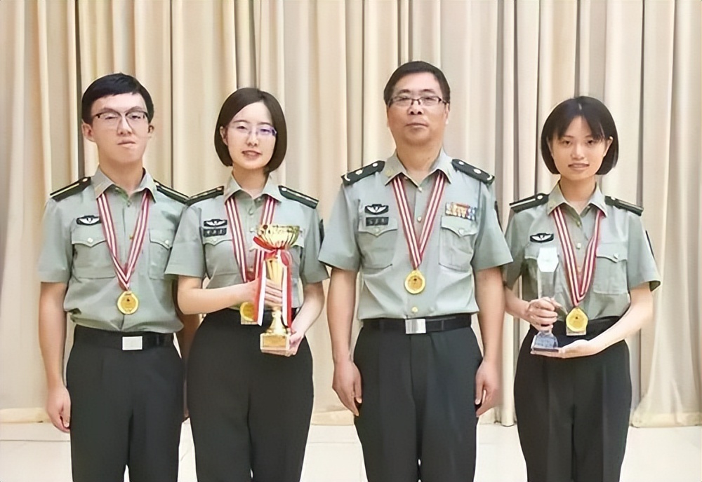 内蒙6岁天才女孩特招入伍,蒙古6岁女孩破格入伍